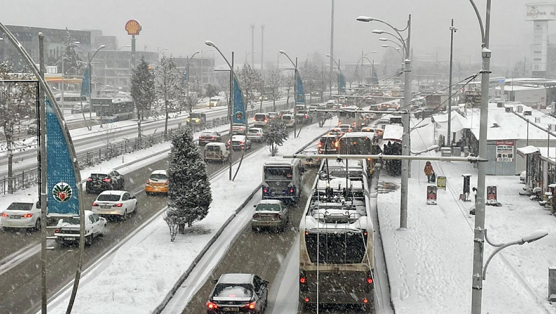 Malatya’da yoğun kar yağışı trafiği kilitledi