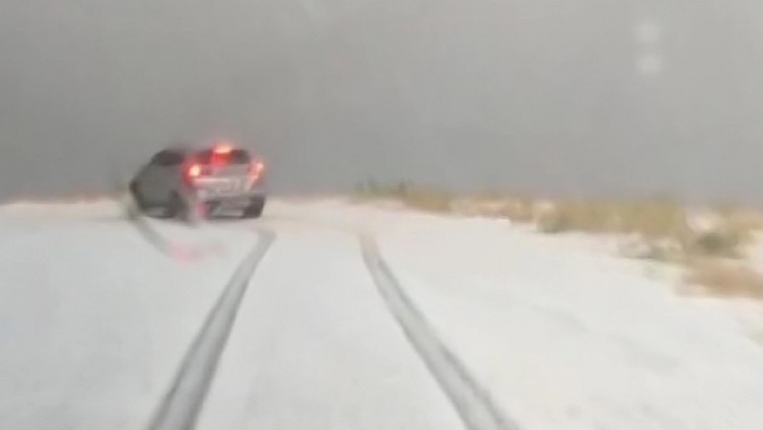 Malatya'da yollar beyaza bürüdü: Sürücüler zor anlar yaşadı