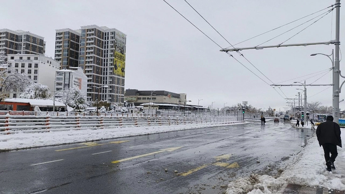 Malatya'nın yüksek yerleri beyaza büründü! Hava sıcaklığı 5 derece düştü...