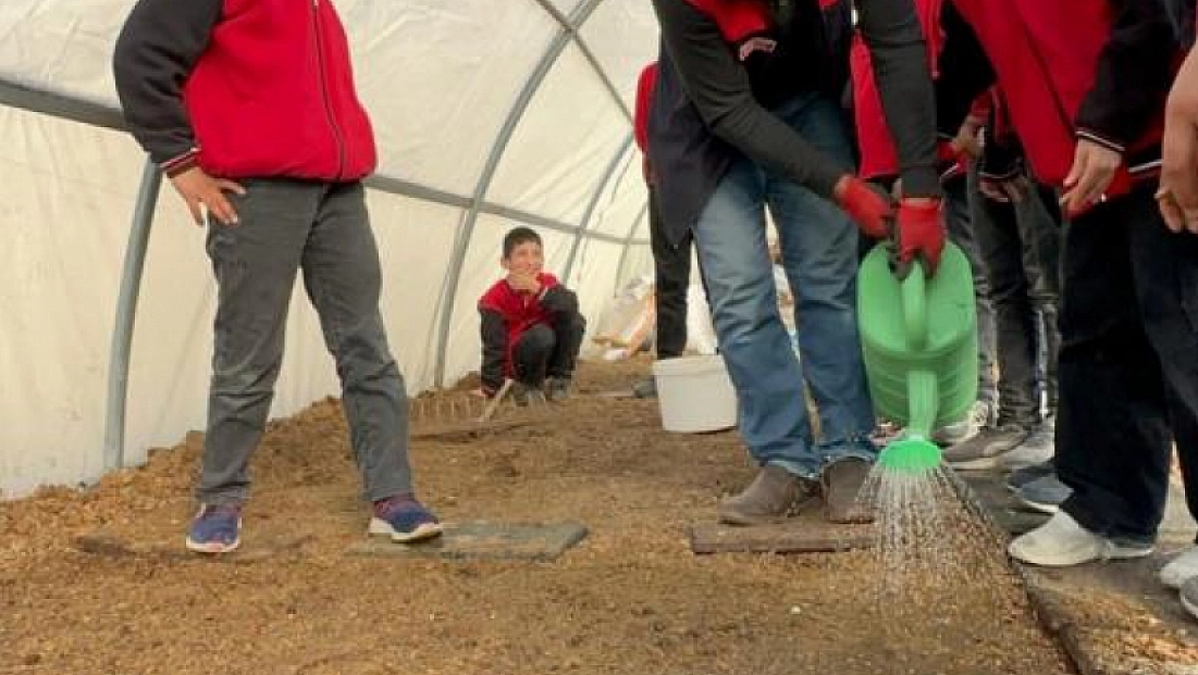 Minik eller toprakla buluştu