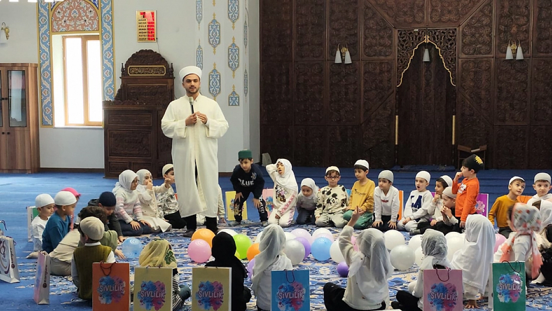 Minik öğrenciler camide üç ayları öğrendi