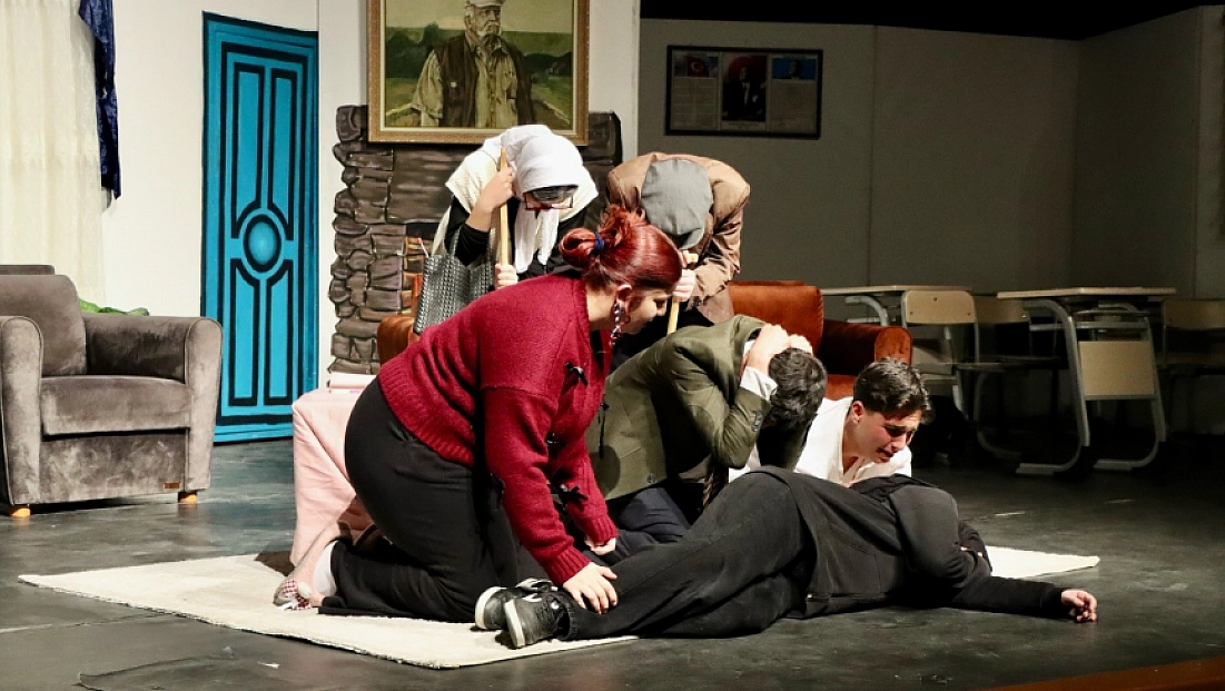 ‘Modem sustu, ev konuştu’ tiyatro oyunu sahnelendi