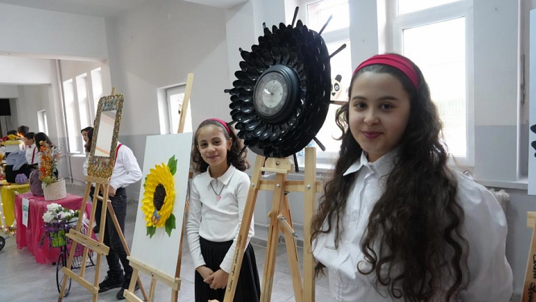 Öğrenciler atıklardan sanat eseri yaptı