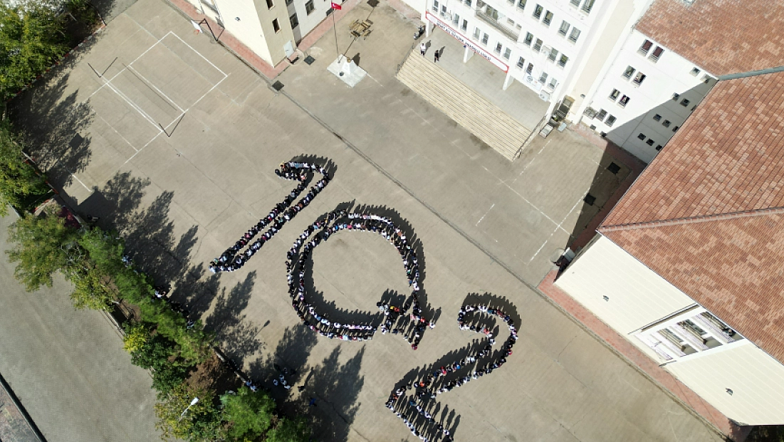 Öğrencilerden Cumhuriyetin 102. yılına anlamlı koreografi