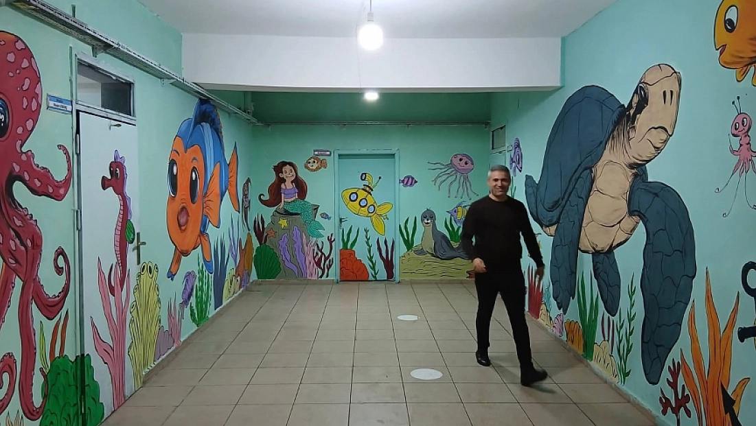 Öğretmenler okulu sanat galerisine dönüştürdü