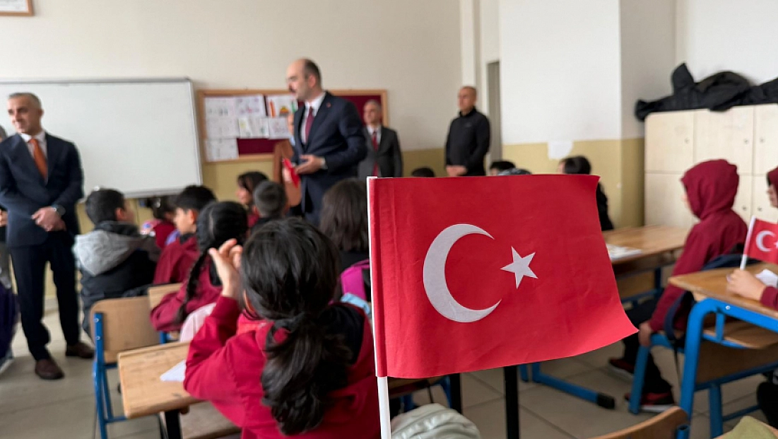 Okullarda ilk ders bayrak oldu