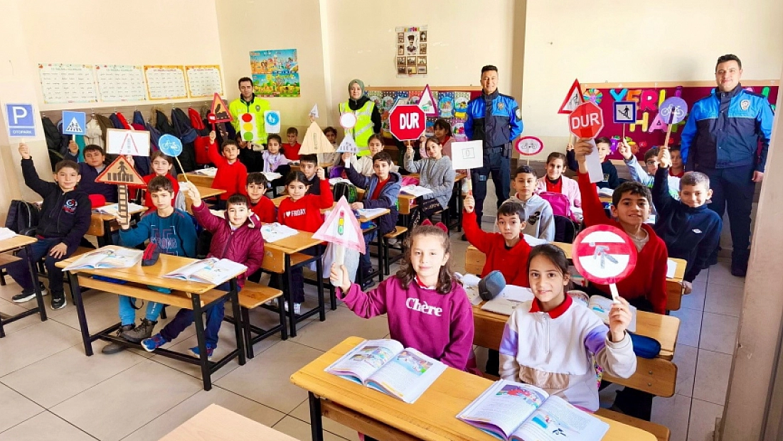 Polisi miniklere trafik eğitimi verdi