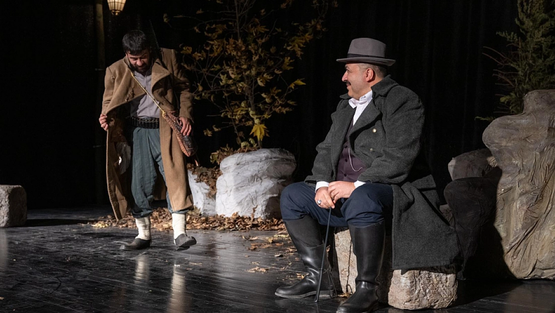 'Pusuda' Tiyatro Oyunu Seyirciden Tam Not Aldı