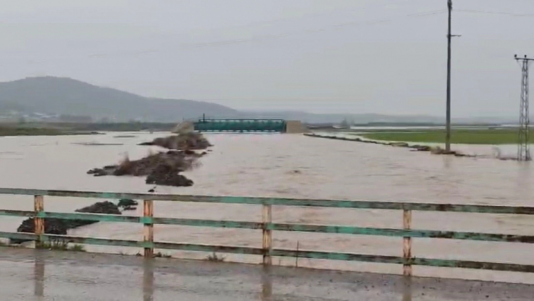 Sağanak sonrası ev ve tarlaları su bastı