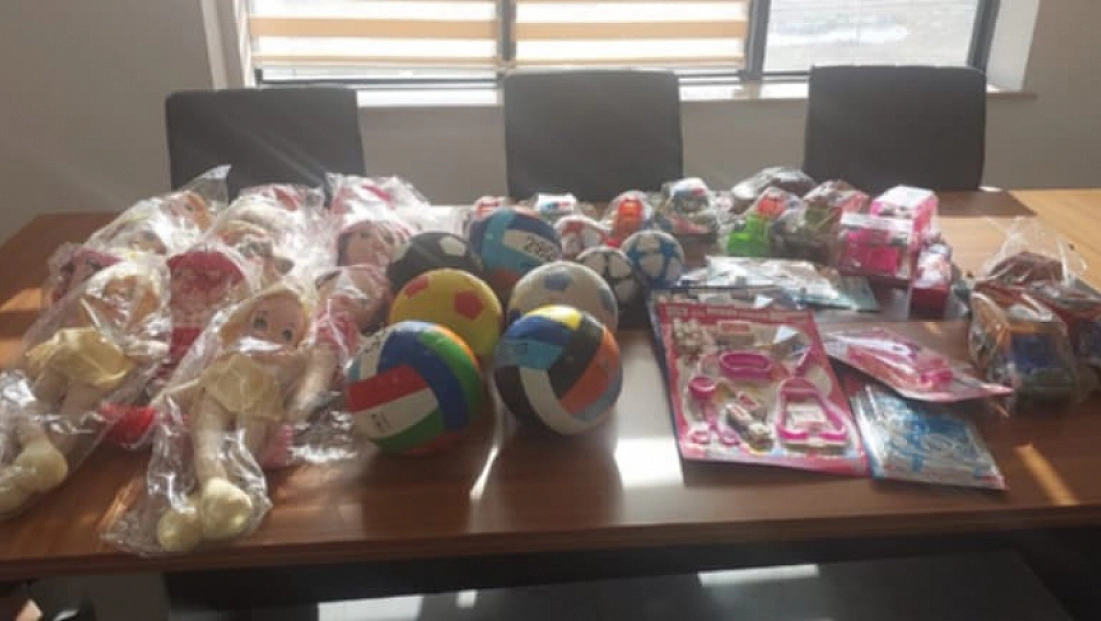 Sağlık çalışanlarından hasta çocuklara oyuncak sürprizi