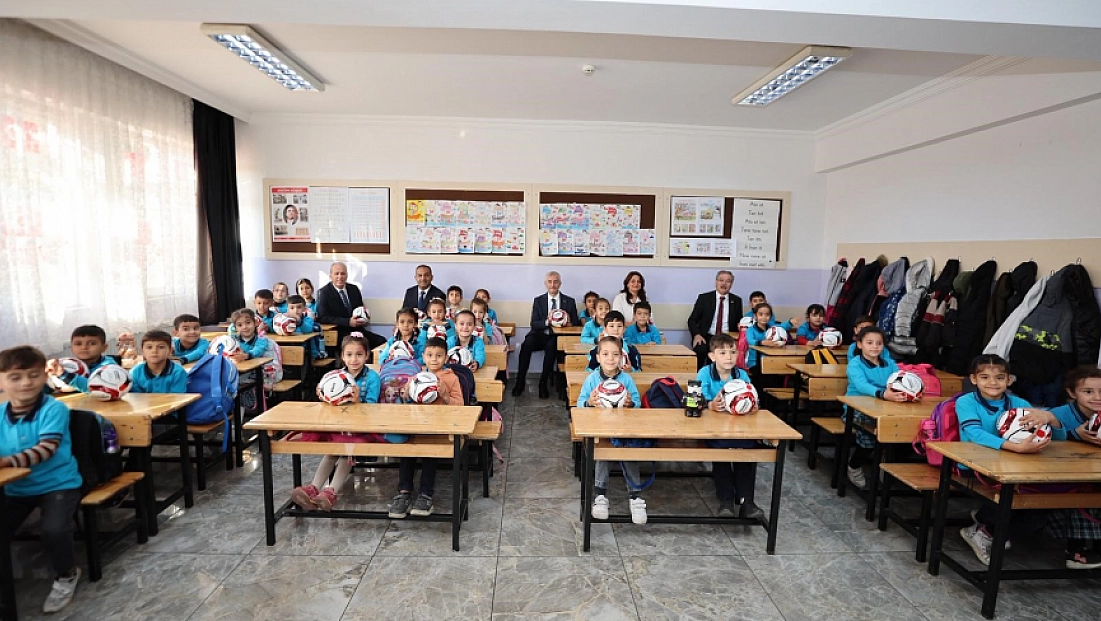 Şahinbey'den okulunu temiz tutan öğrencilere futbol topu hediye