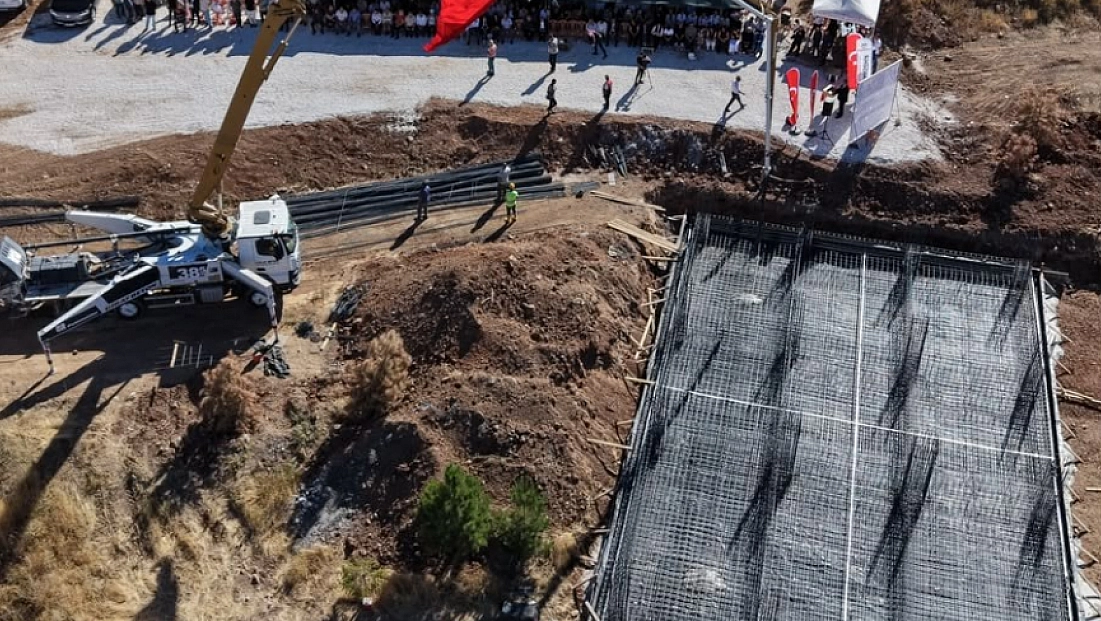Sanatçı Latif Doğan'dan memleketi Malatya'ya anlamlı eser! Taziye ve kültür evinin temeli atıldı