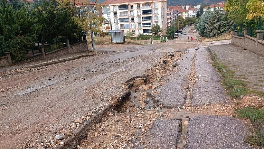 Sel suları karayolunu parçaladı! Asfalt yerinden söküldü