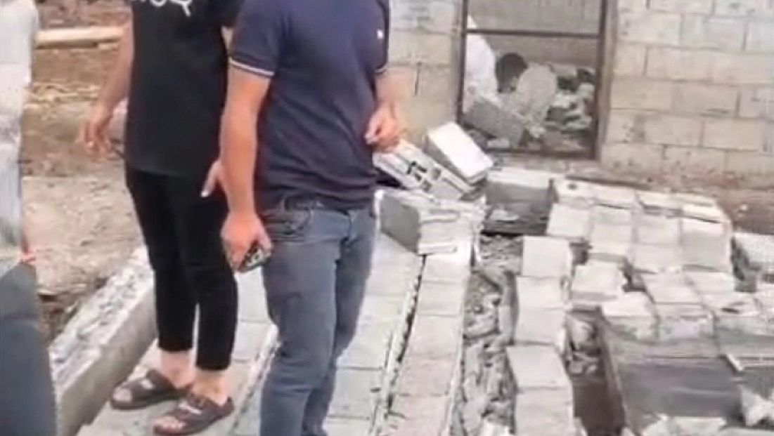 Şiddetli rüzgar duvarı yıktı