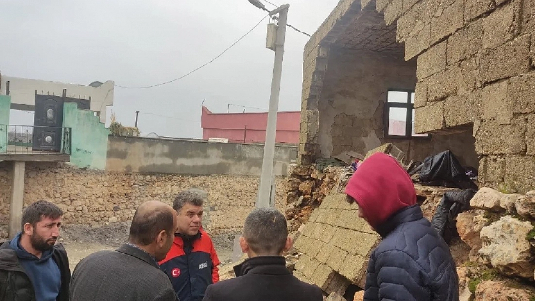 Şiddetli yağış bir evi yıktı
