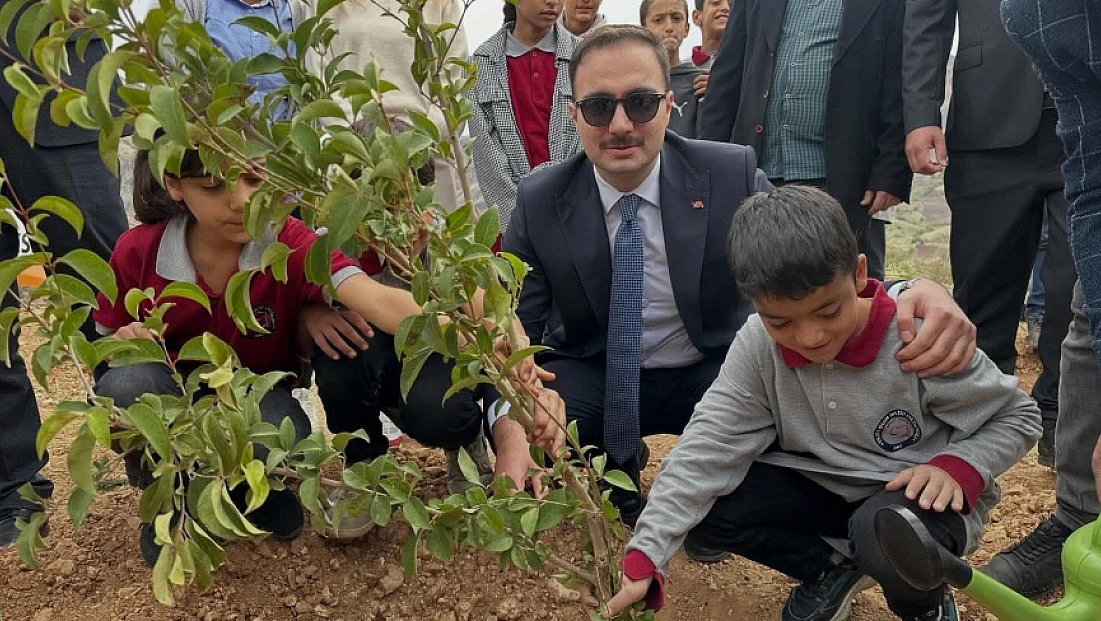 Sincik’te öğrencilerden yeşil bir gelecek için fidan dikimi