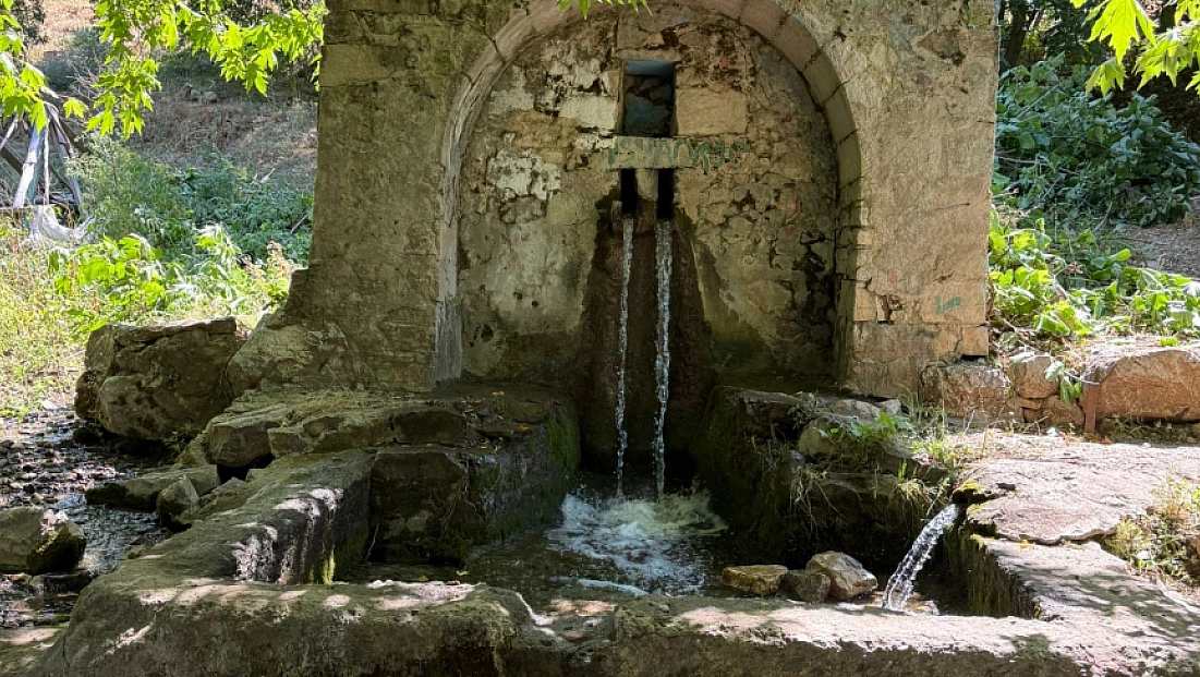 Tarihi çeşme harabeye döndü