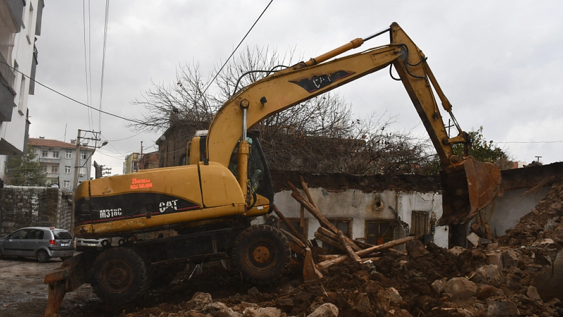 Tehlike oluşturan metruk evler bir bir yıkılıyor