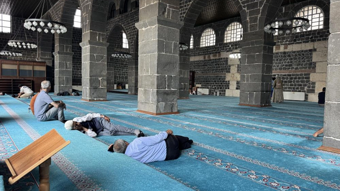 Termometreler 40 dereceyi gösterdi! Vatandaşlar soluğu camilerde aldı