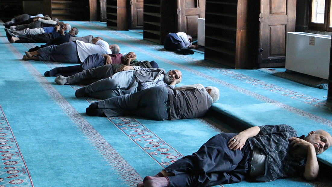 Turistler sıcak havadan korunmak için camilere sığındı