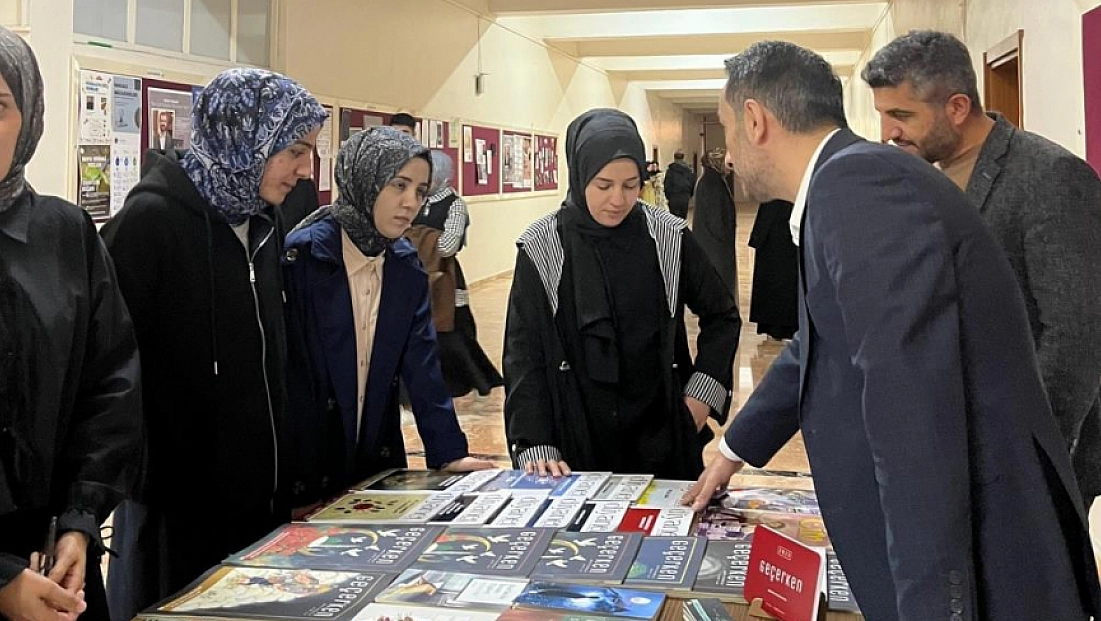 Üniversiteli gençler için manevi gelişim standı açıldı