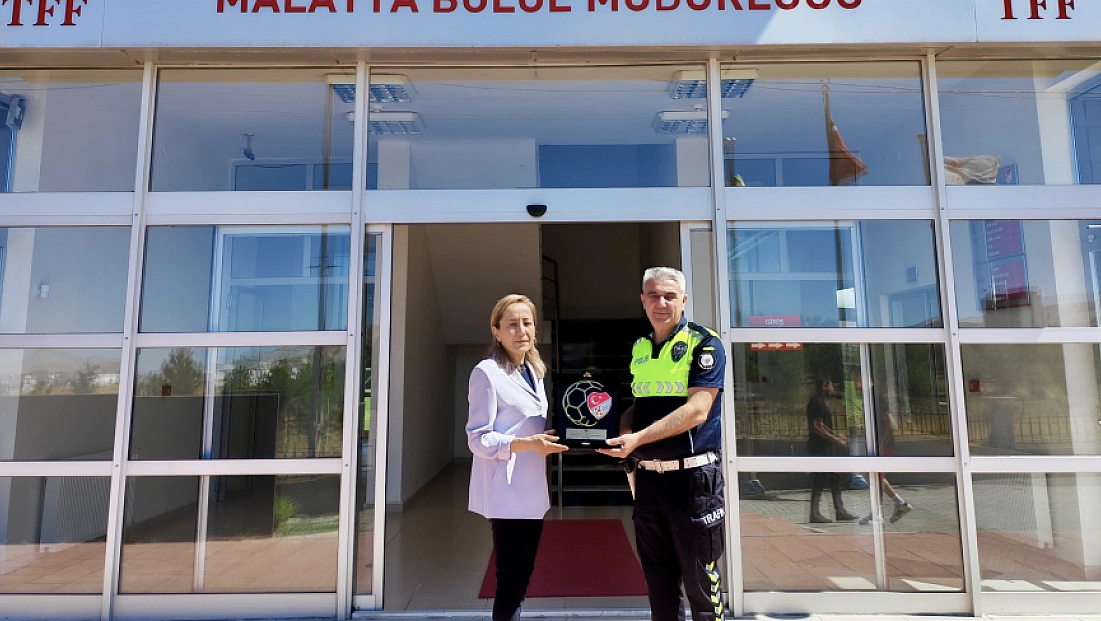 Üşüyen çocuğa çorabını vermişti! Polis memuru ödüle layık görüldü