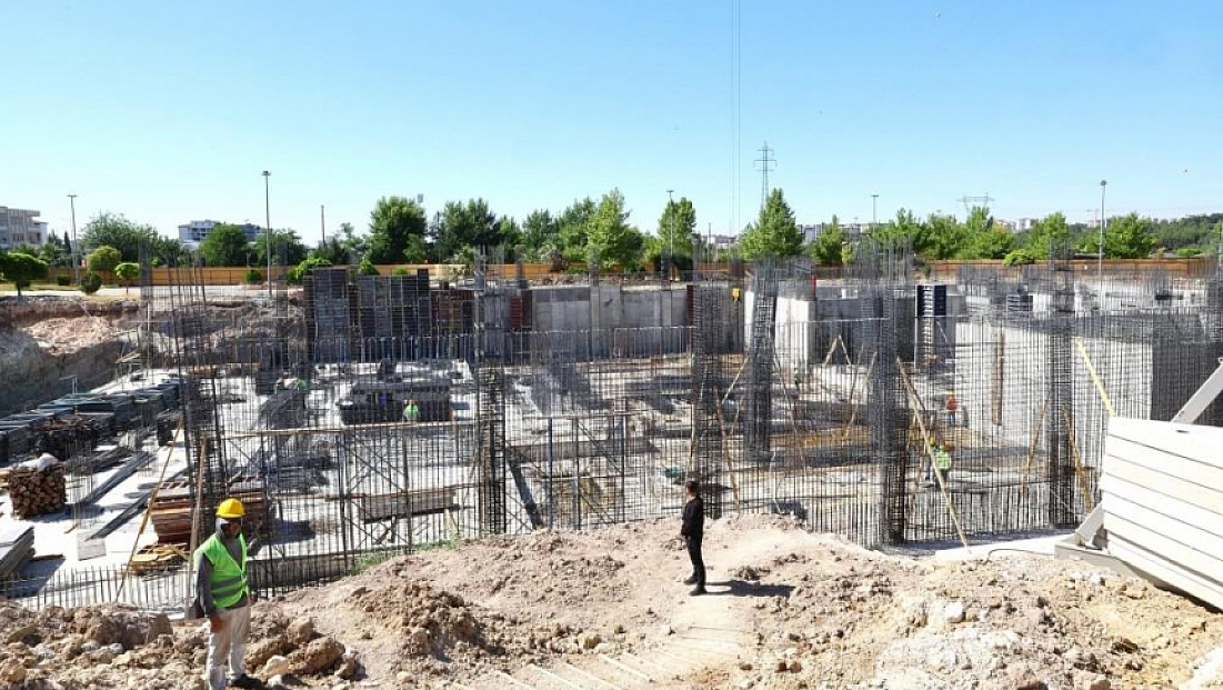 Vali Küçük, yapımı süren kültür merkezinde incelemelerde bulundu
