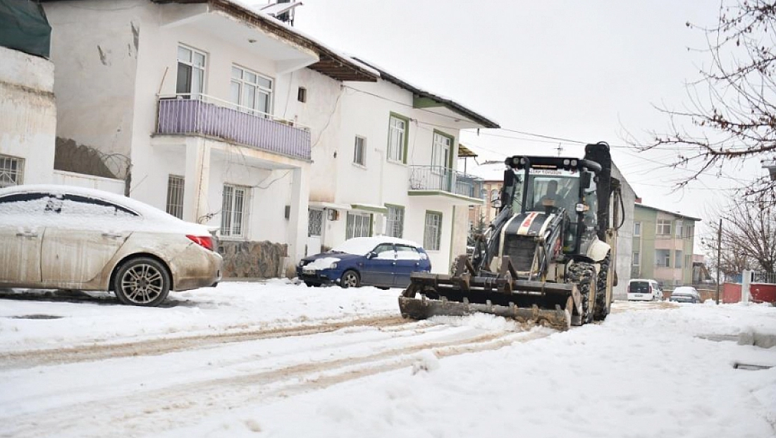 Yeşilyurt’ta karla mücadele çalışmaları aralıksız sürüyor