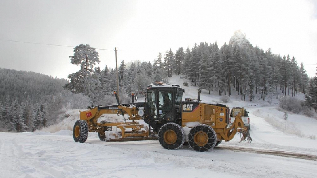 Yoğun kar nedeniyle 35 mahalle yolu kapandı