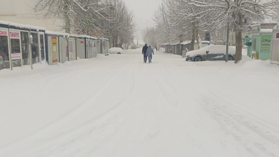 Yoğun kar nedeniyle araçlar saatlerce mahsur kaldı
