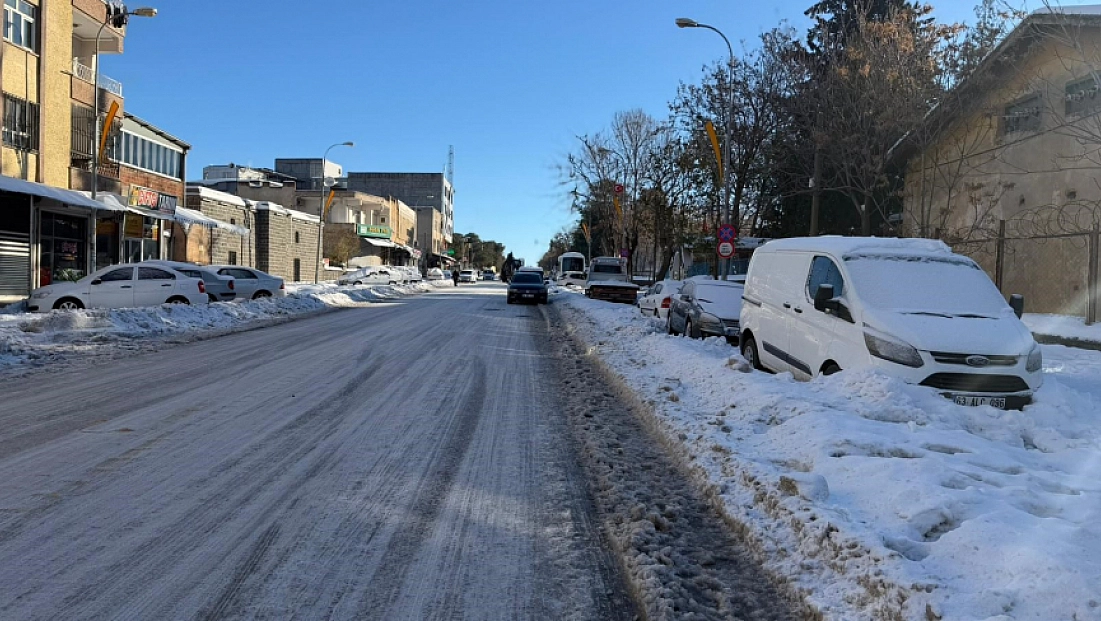 Yoğun kar ve buz hayatı felç etti