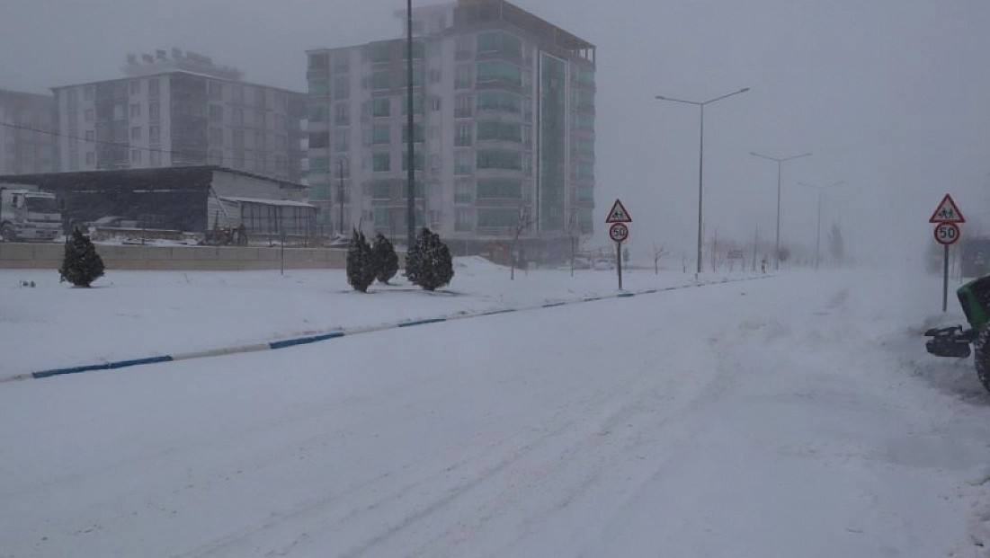 Yoğun kar yağışı hayatı olumsuz etkiledi