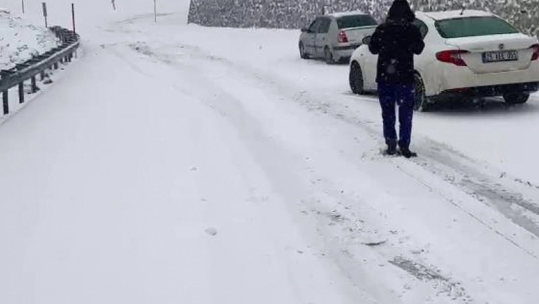 Yoğun kar yağışı, sürücülere zor anlar yaşatıyor