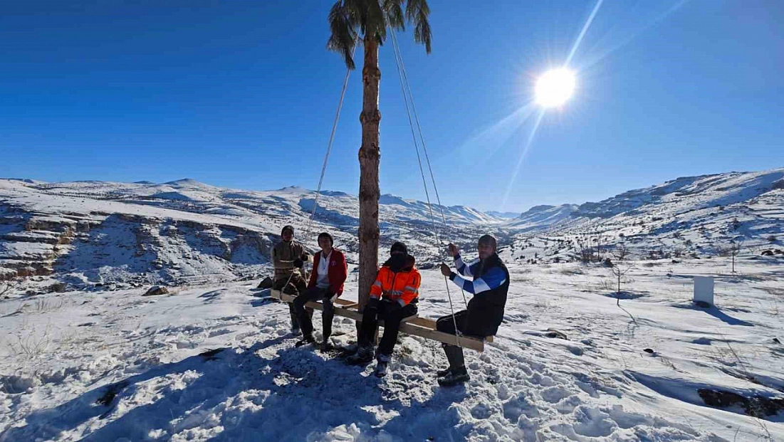 Malatya’da 1.600 Rakımda İlginç Eğlence! Kar Üzerinde Yaptıkları Şaşırttı