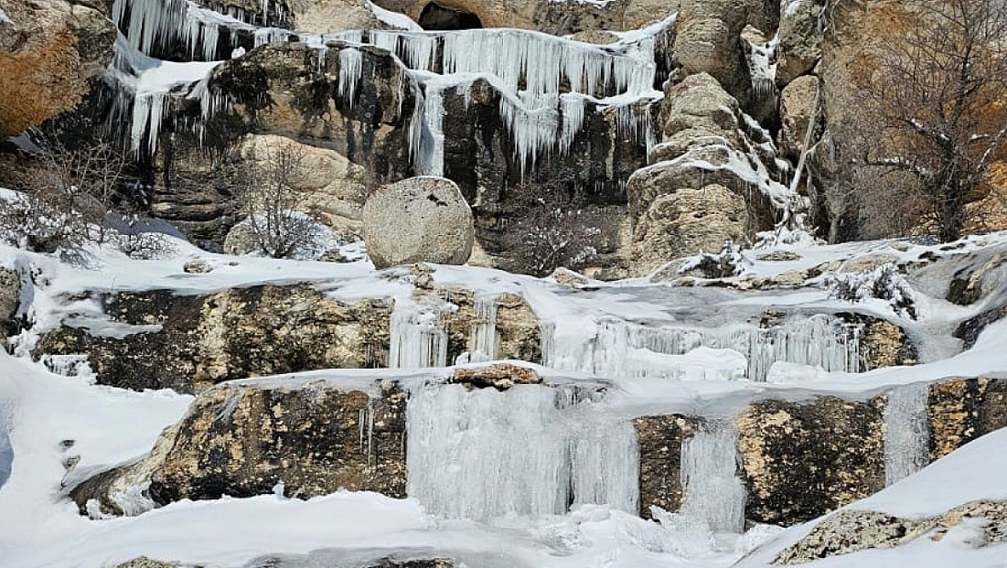 Malatya'da akarsular dondu, buz sarkıtları oluştu