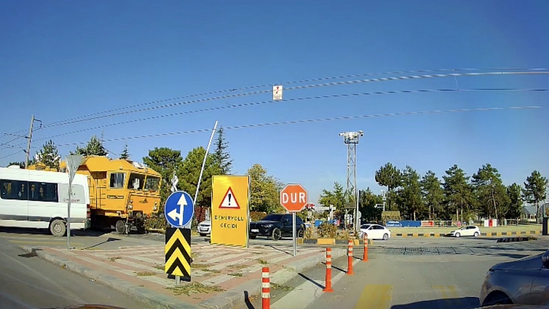 Malatya’da Faciadan Dönüldü: Okul Servisi Saniyelerle Kurtuldu