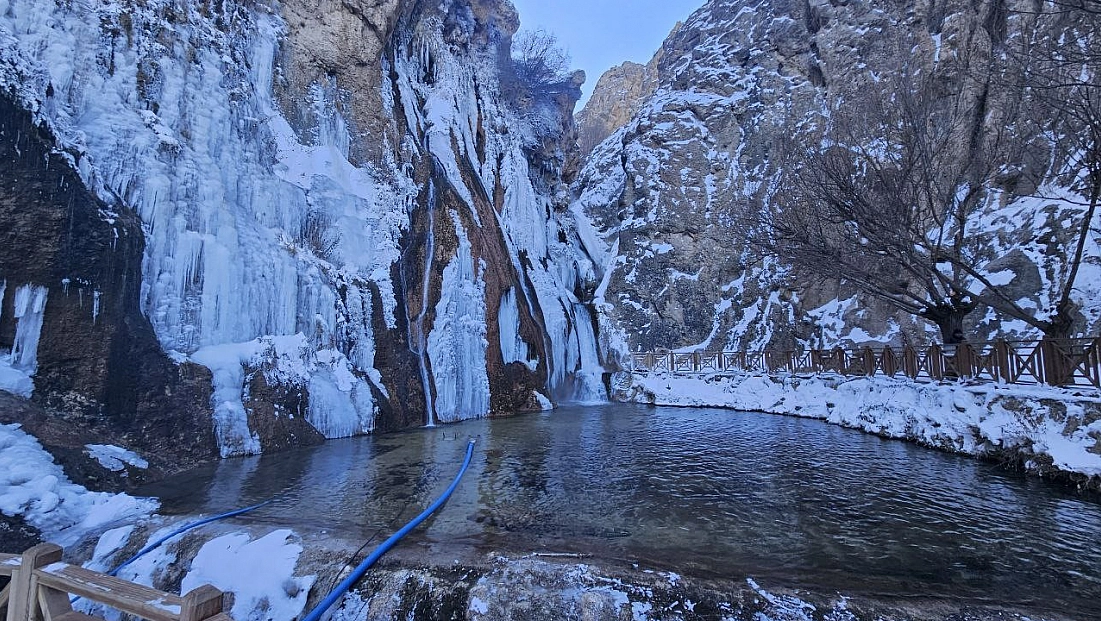 Malatya'da Gürpınar Şelalesi buz tuttu
