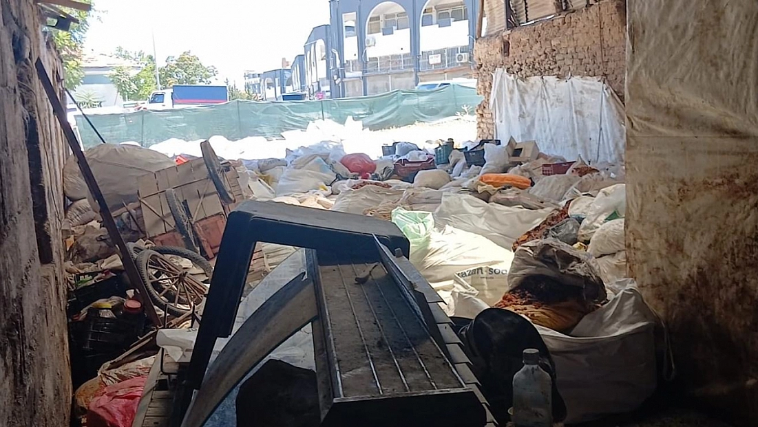 Malatya’da Hindistan’ı aratmayan görüntü: Hurdaların arasında kayısı depolamışlar!