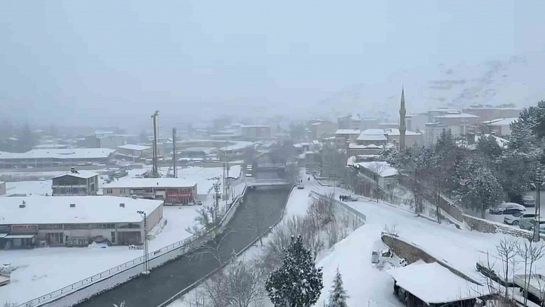 Malatya beyaza büründü: Ulaşım aksadı