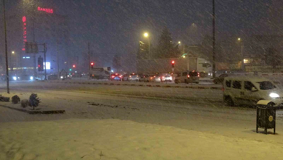 Malatya kara teslim oldu: Kar kalınlığı yarım metreyi aştı