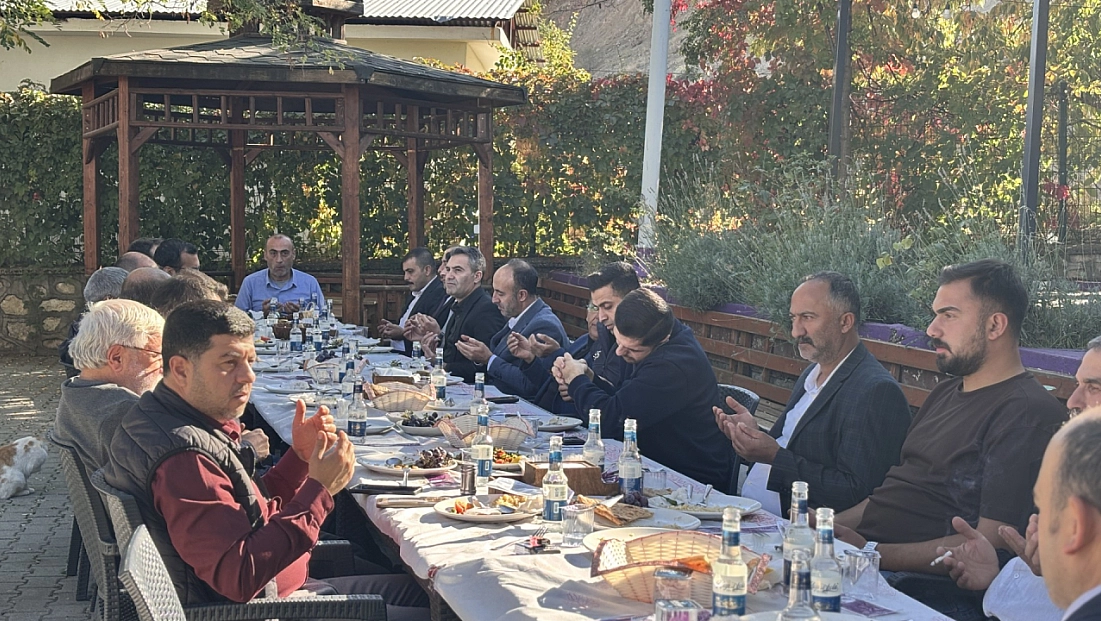 Muhtarlara yemek verildi