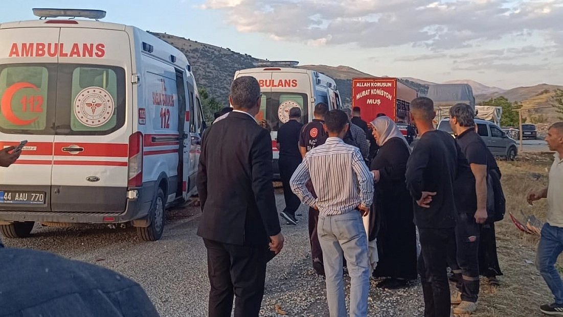 Tır ile otomobil çarpıştı 5 yaralı