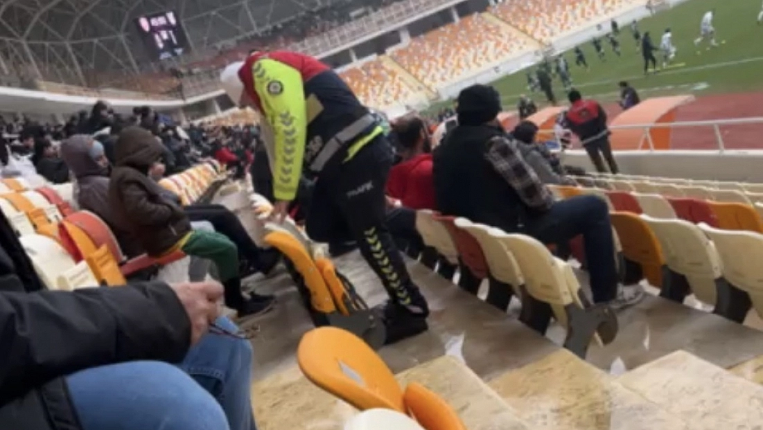 Malatya'da Tribünde Yürek Isıtan An: Kendi Çoraplarını Giydirdi!