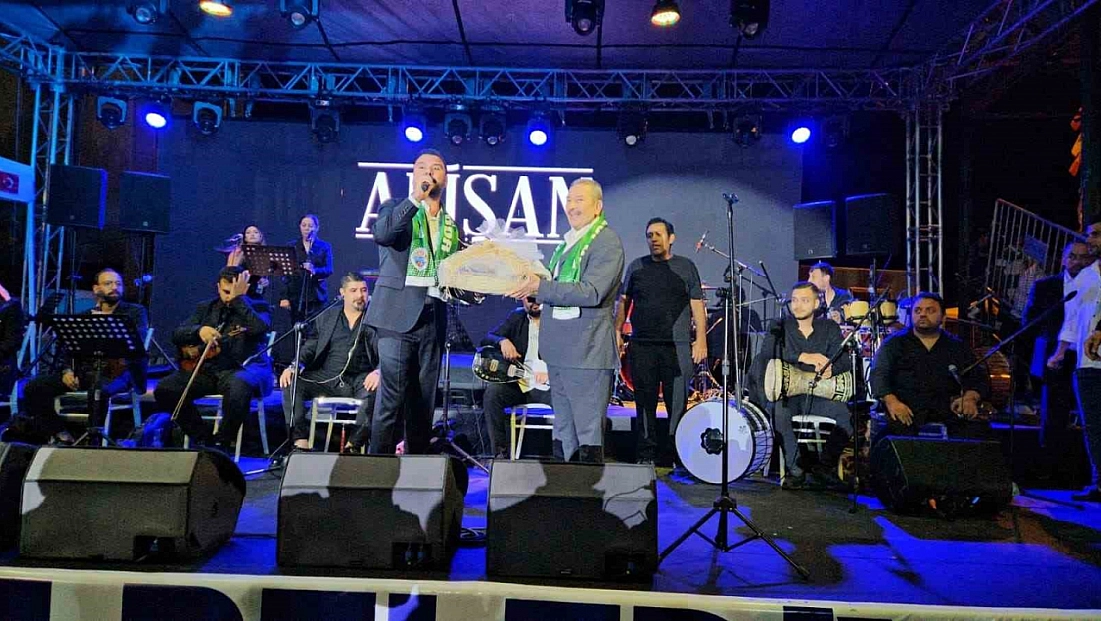Malatya'da yağmur engel olamadı! 5 bin kişi aynı alana toplandı