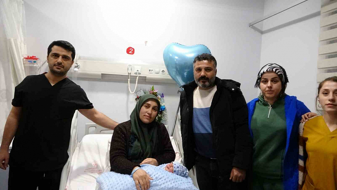 Yeni yılın ilk bebeği 00.08'de dünyaya geldi