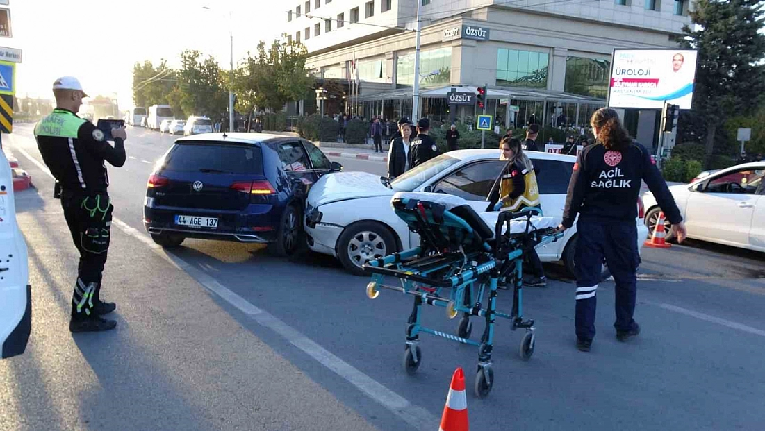 Malatya'da İki Otomobil Çarpıştı: 1 Yaralı