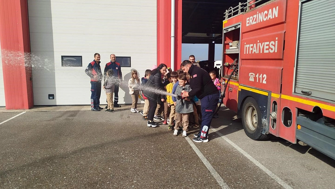 Öğrencilere itfaiye eğitimi