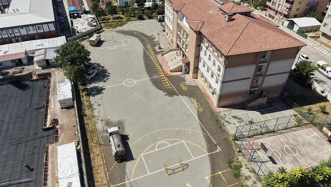 Okul bahçeleri toz ve kirden arındırıldı: Battalgazi yeni döneme hazır!