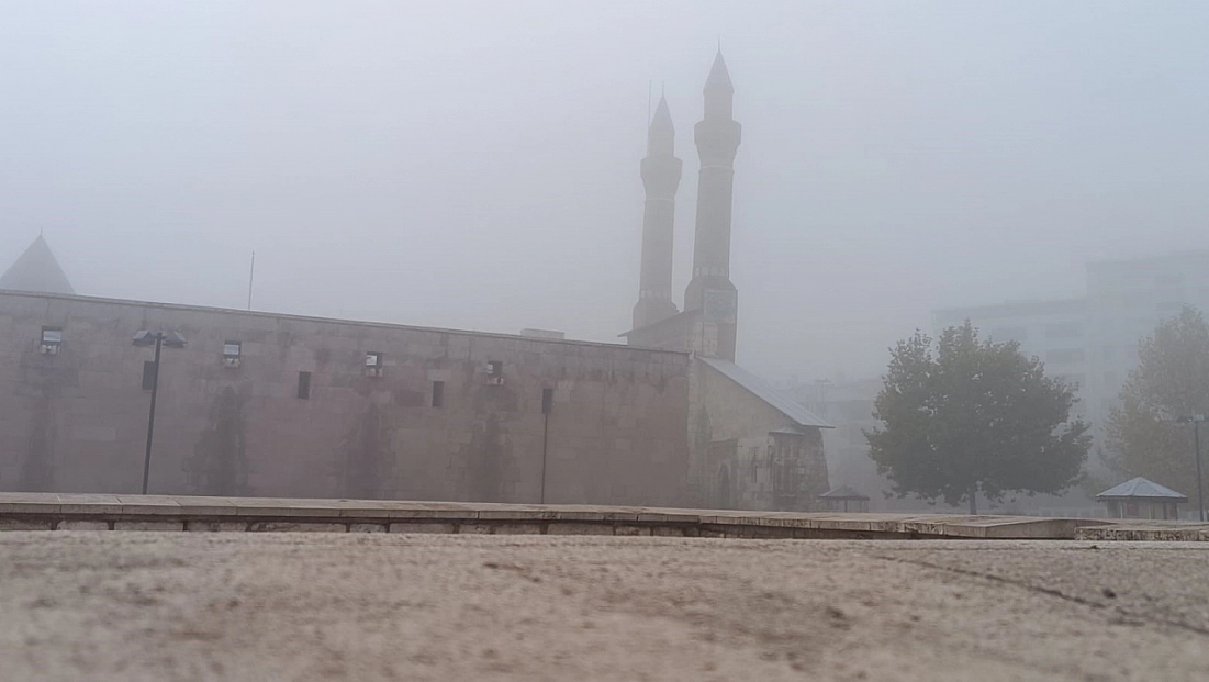 Sis tüm şehri sardı: Göz gözü görmedi!