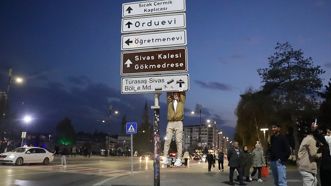 Tabelalara asılma hareketi yayılıyor: 'Maymun gibi tırmanıyorlar'